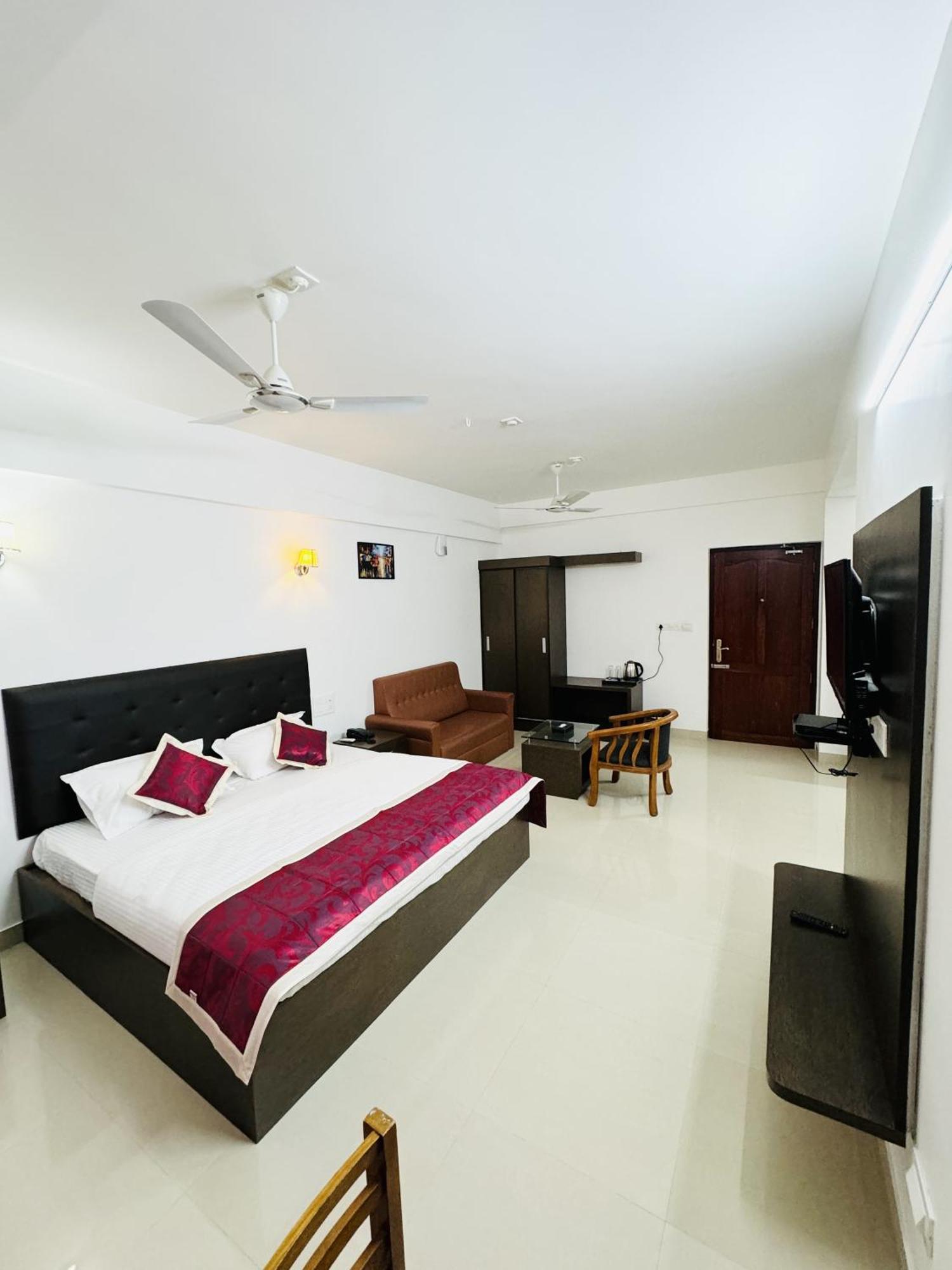 Royal International Hotel Trippapur Exteriör bild