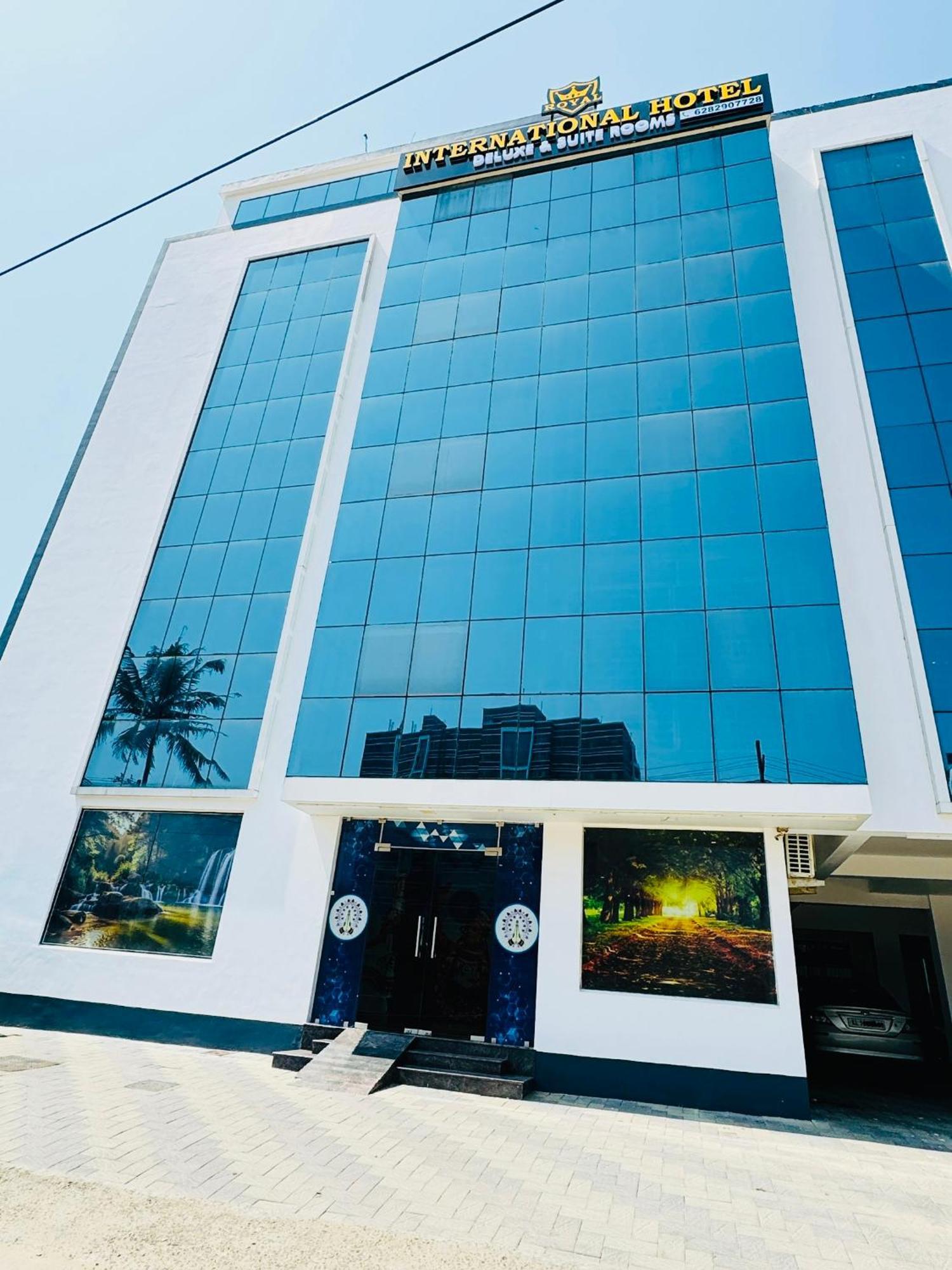Royal International Hotel Trippapur Exteriör bild