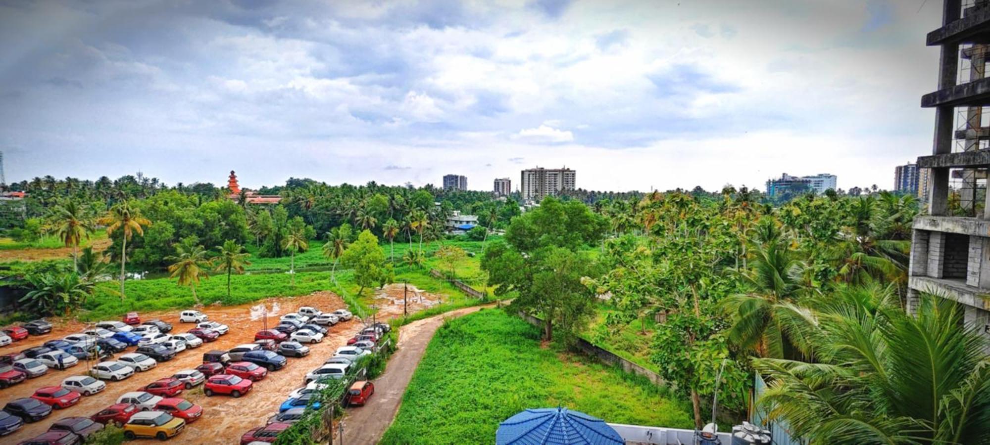 Royal International Hotel Trippapur Exteriör bild